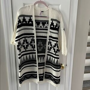 Stylish Black and White Patterned Women's Sweater